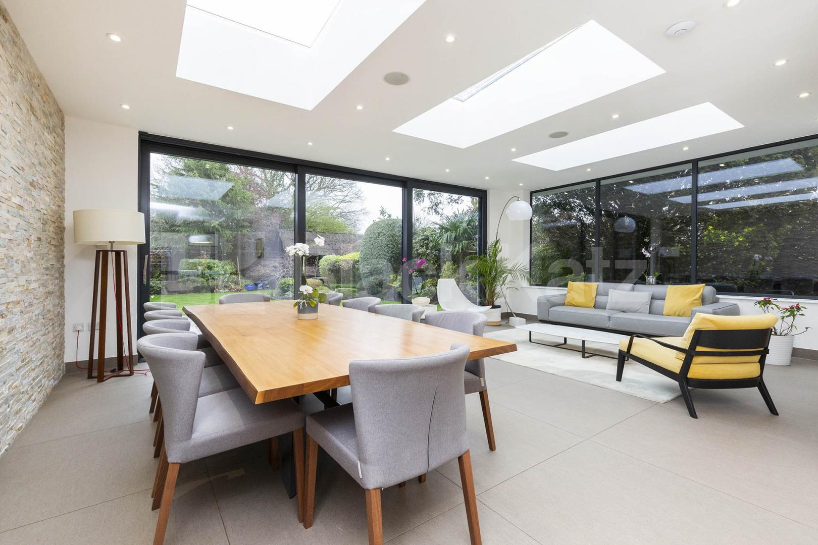 A beautifully presented 5 bedroom detached family home with luxury cinema room Barnet Gate Lane, Barnet